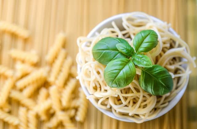Can dogs eat basil leaves with noodles?