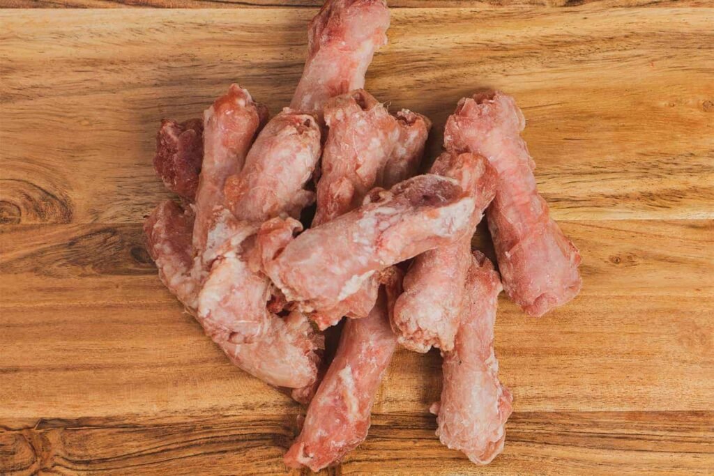Can dogs eat chicken neck raw? 