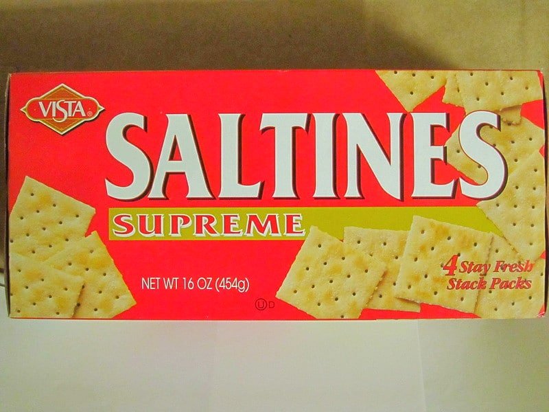 Saltines crackers pack. Can dogs eat crackers?